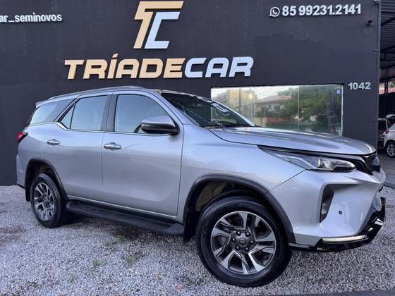 TOYOTA HILUX SW4 2.8 D-4D TURBO DIESEL SRX 7L 4X4 AUTOMÁTICO
